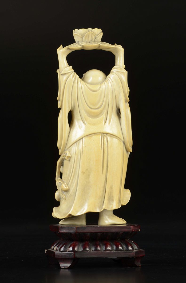 Budai in Avorio con Braccia Alzate che Reggono Fiore di Loto, Cina, Inizio XX Secolo