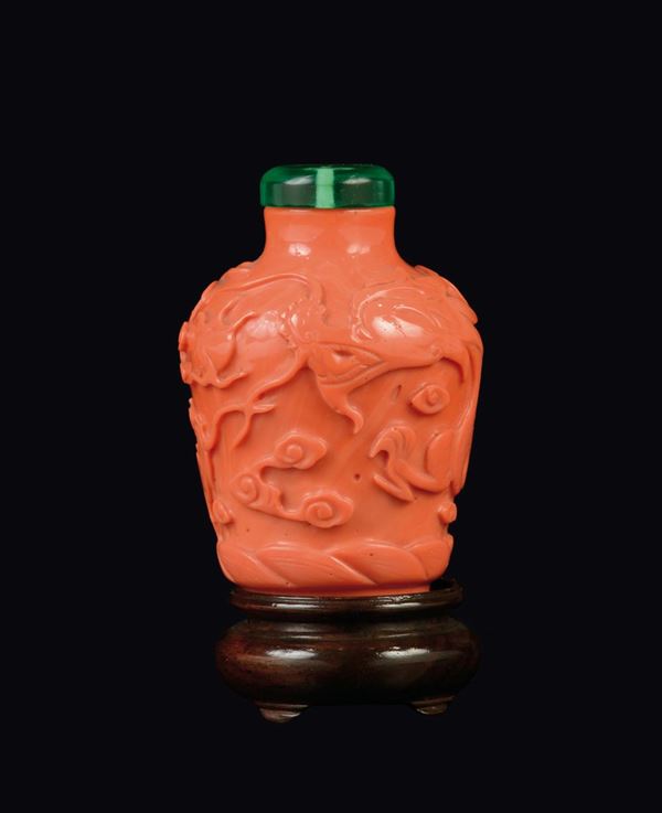 Snuff bottle scolpita in corallo con figura di drago a rilievo, Cina, inizio XX secolo