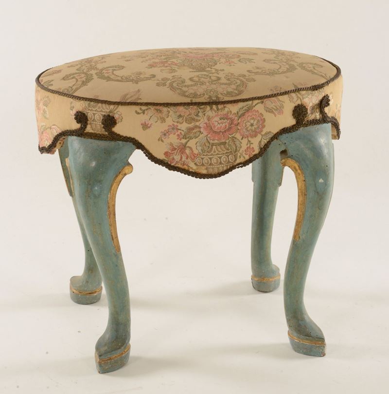 Panchetto laccato con imbottitura in tessuto damascato  - Auction Furnishings from the mansions of the Ercole Marelli heirs and other property - Cambi Casa d'Aste