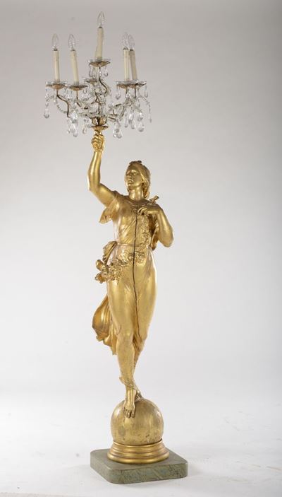 Scultura in Legno Intagliato e Dorato Raffigurante Personaggio Femminile che Regge Lume, Epoca Li...