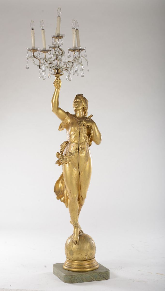 Scultura in legno intagliato e dorato raffigurante personaggio femminile che regge lume, epoca liberty  - Asta Antiquariato e Dipinti Antichi - I - Cambi Casa d'Aste