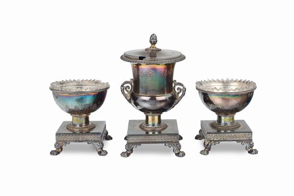 Set composto da mostardiera e due saliere in argento e vetro molato, punzoni di primo titolo in uso a Parigi dal 1809 al 1819 e dall'argentiere