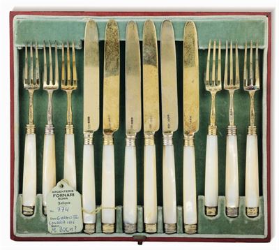 Set di Sei Forchette e Sei Coltelli in Argento Vermeille, Punzoni di Londra per il 1835 e Dell'ar...