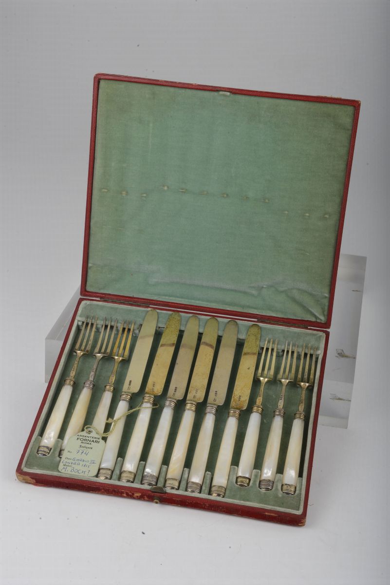 Set di Sei Forchette e Sei Coltelli in Argento Vermeille, Punzoni di Londra per il 1835 e Dell'ar...