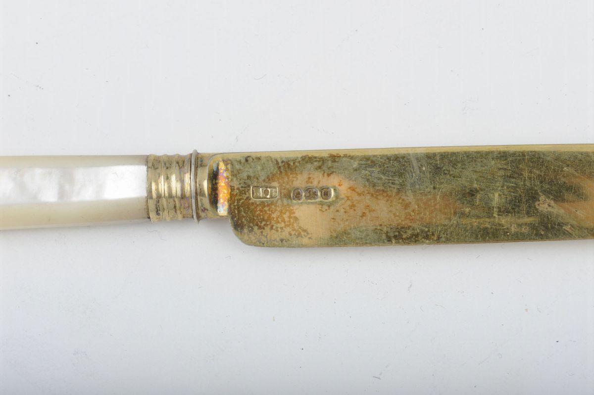 Set di Sei Forchette e Sei Coltelli in Argento Vermeille, Punzoni di Londra per il 1835 e Dell'ar...