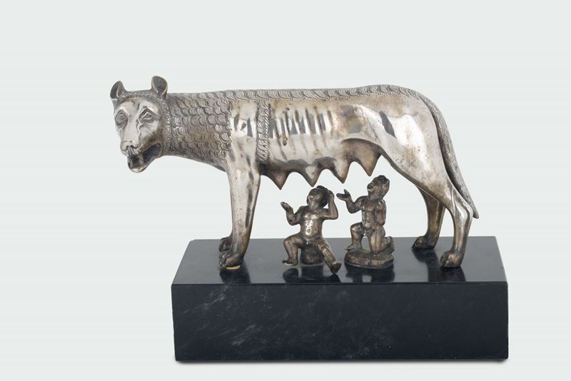 A molten and chiselled silver Capitoline wolf, Italy 20th century  - Auction Fine Silvers - I - Cambi Casa d'Aste