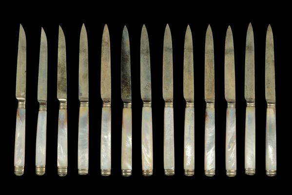 Dodici coltelli da frutta in argento , punzoni di primo titolo per Parigi in uso dal 1797 al 1803 e dell'argentiere, Francia XVIII-XIX secolo