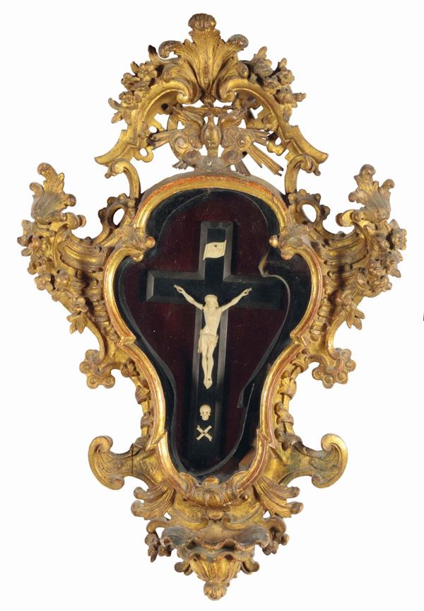 Teca in legno intagliato e dorato con Cristo in avorio, XVIII secolo