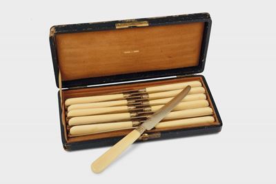 Set di Dodici Coltelli da Dolce in Argento e Avorio, Punzoni Francesi in Uso dal 1838, Francia XI...