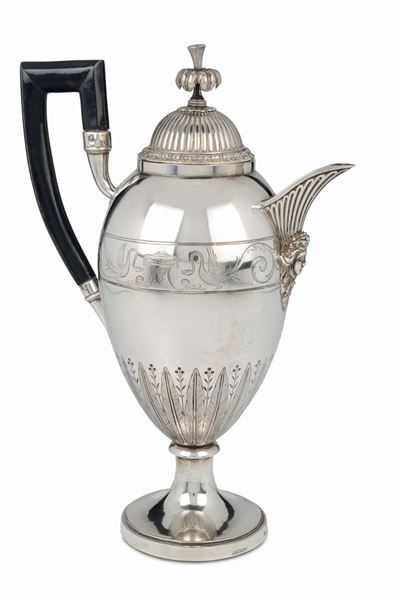 Caffettiera in Argento Sbalzato e Cesellato, Punzoni Francesi di Titolo in Uso dal 1798 al 1809 e...