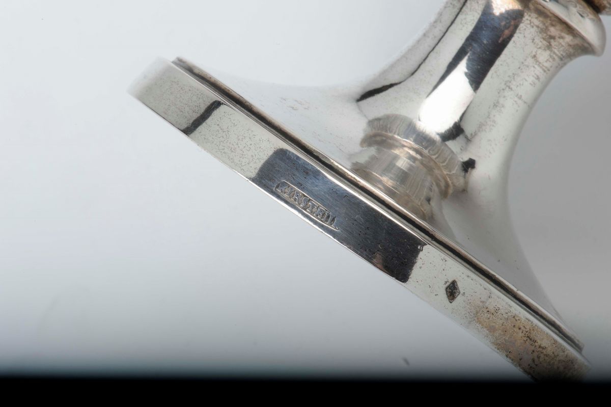 Caffettiera in Argento Sbalzato e Cesellato, Punzoni Francesi di Titolo in Uso dal 1798 al 1809 e...