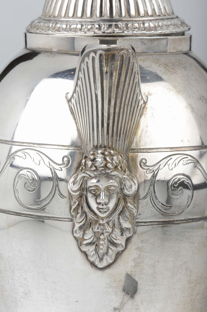 Caffettiera in Argento Sbalzato e Cesellato, Punzoni Francesi di Titolo in Uso dal 1798 al 1809 e...