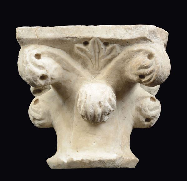 Piccolo capitello in marmo bianco con decoro vegetale a crochet sporgenti, arte gotica italiana del XIV secolo