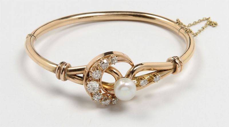 Bracciale rigido con perla e diamanti di vecchio taglio  - Asta Arredi dalle dimore degli eredi Ercole Marelli e altre provenienze - Cambi Casa d'Aste