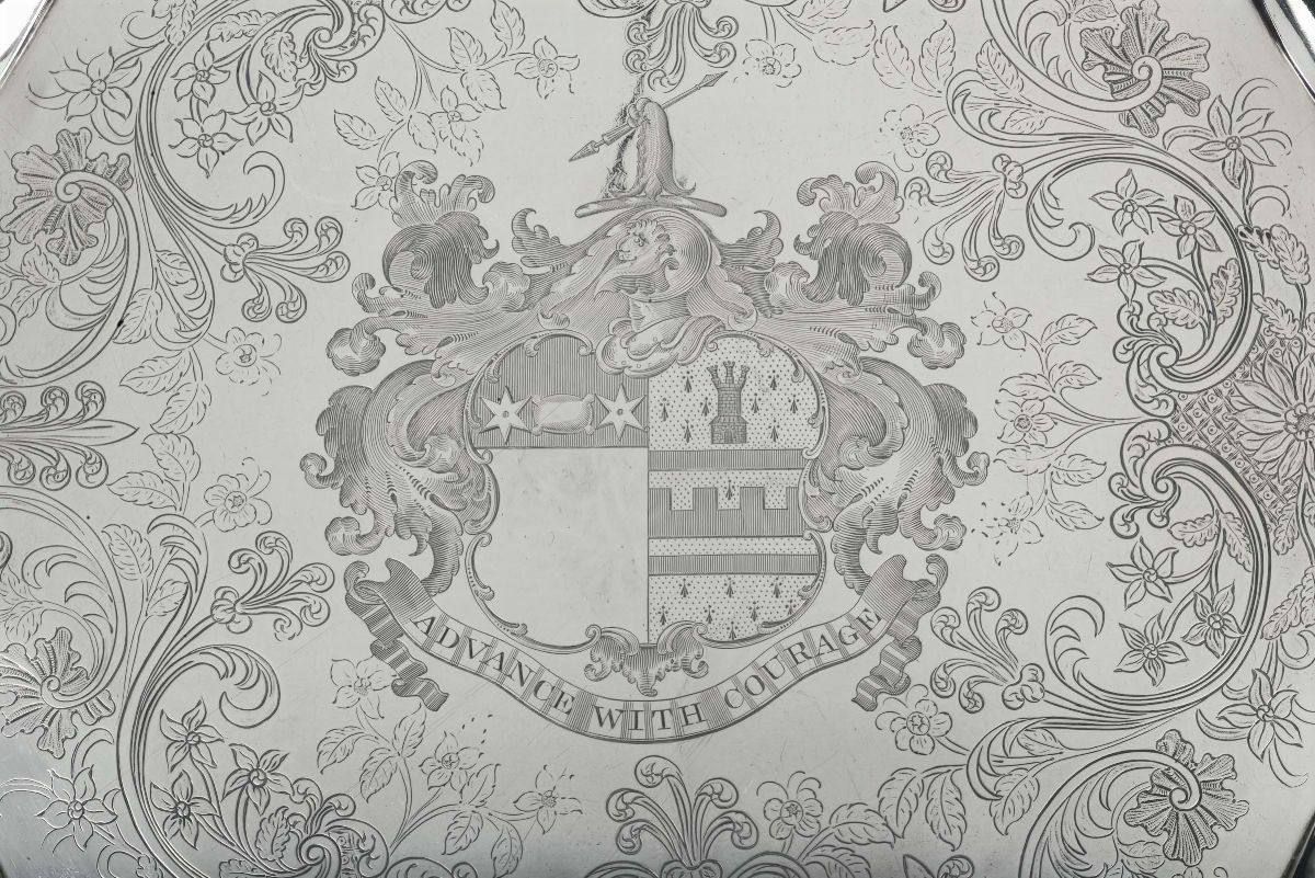Grande Salver in Argento Fuso, Sbalzato e Cesellato, Argentiere Benjamin Smith, Londra 1819