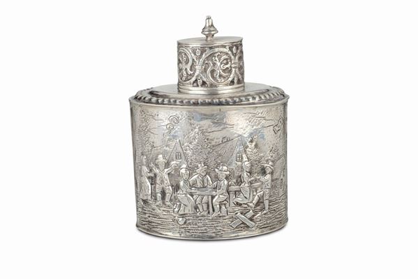 Scatola porta tè in argento sbalzato e cesellato, probabilmente Paesi Bassi XIX secolo