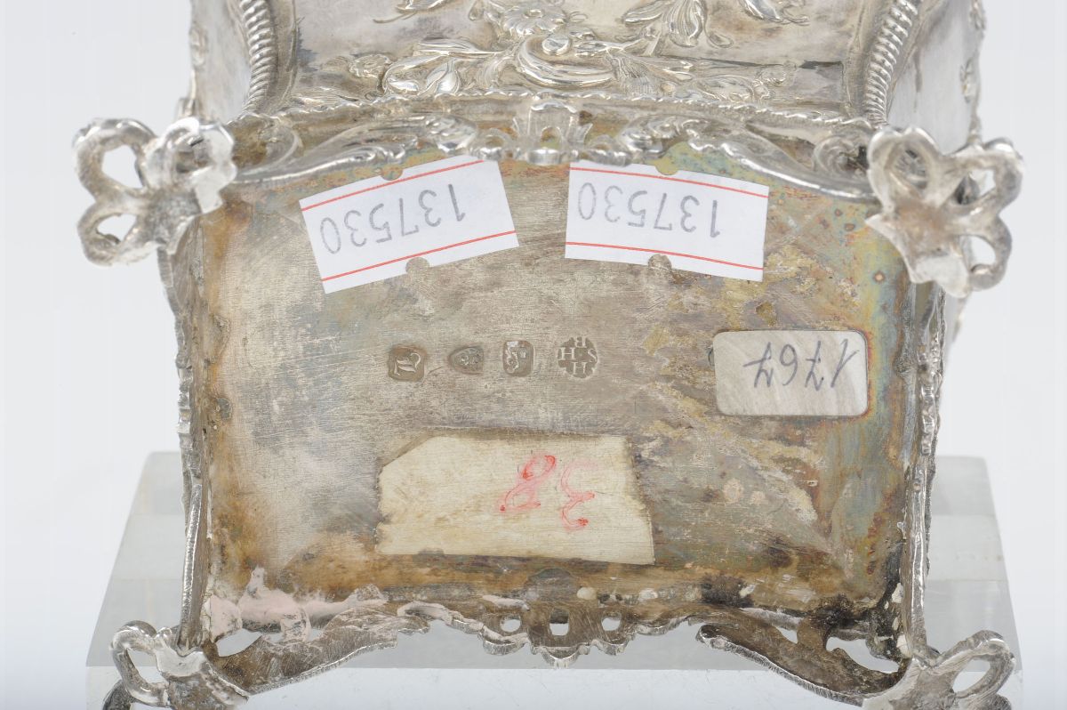 Scatola da Tè in Argento Fuso, Sbalzato e Cesellato, Londra 1767(?)
