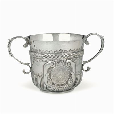 Porringer in Argento Sbalzato e Cesellato, Inghilterra 1706