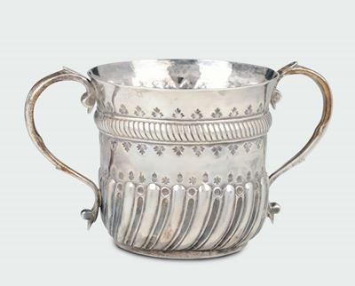 Porringer in Argento Fuso, Sbalzato e Cesellato, Argentiere Jonah Clifton, Inghilterra 1706