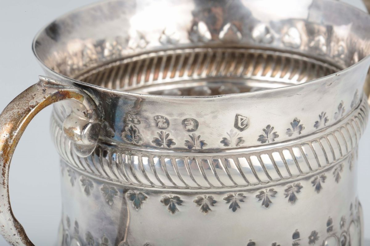 Porringer in Argento Fuso, Sbalzato e Cesellato, Argentiere Jonah Clifton, Inghilterra 1706