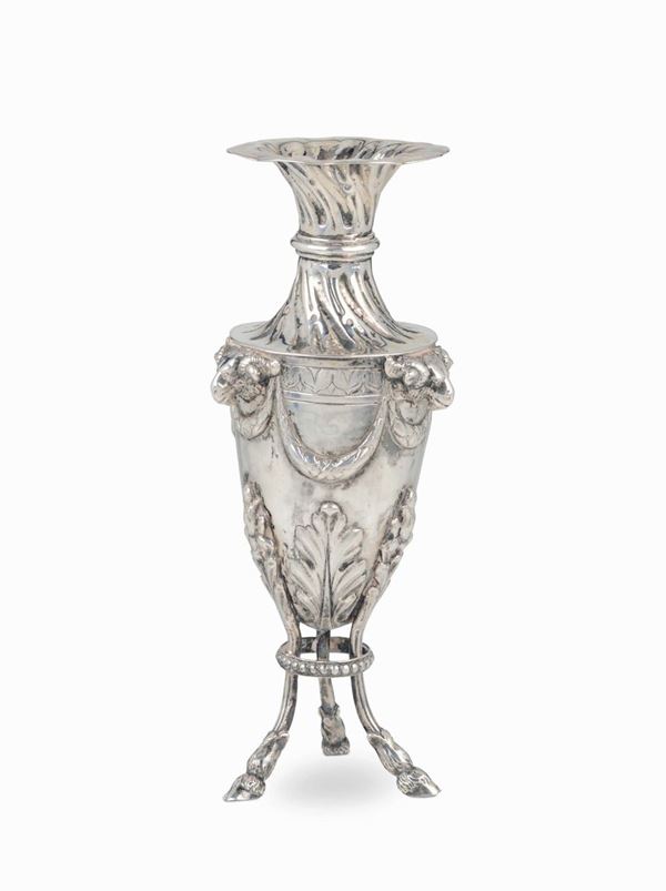Piccolo vaso in argento fuso, sbalzato e cesellato, bolli della città di Gand 1776