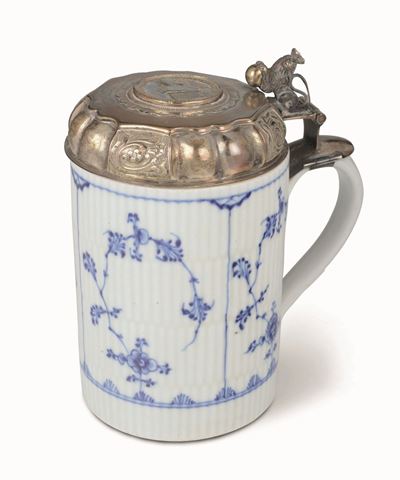Boccale in Maiolica Royal Copenaghen con Coperchio in Argento Sbalzato, Fuso e Cesellato, Boccale...