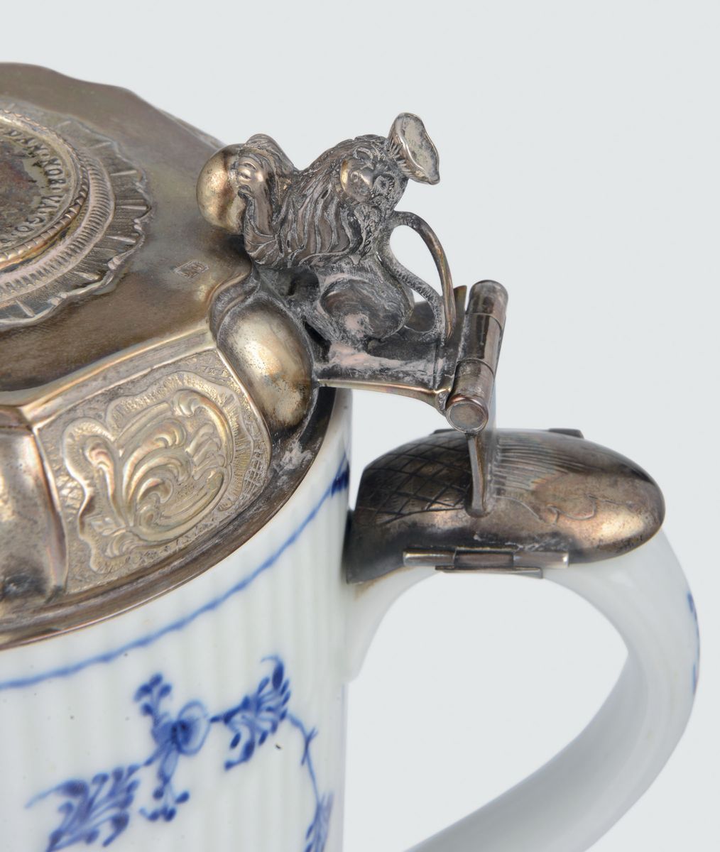 Boccale in Maiolica Royal Copenaghen con Coperchio in Argento Sbalzato, Fuso e Cesellato, Boccale...