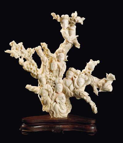 Grande Gruppo in Corallo Bianco Raffigurante Sette Guanyin con Vasi e Uccellini, Cina, Inizio XX ...