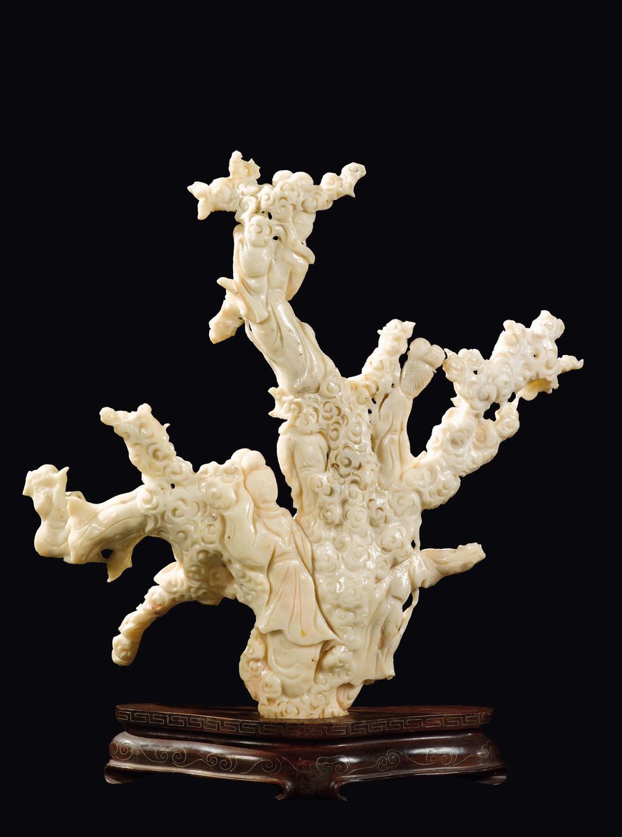 Grande Gruppo in Corallo Bianco Raffigurante Sette Guanyin con Vasi e Uccellini, Cina, Inizio XX ...