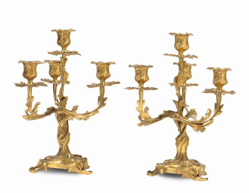 Coppia di candelabri in bronzo dorato a quattro fiamme in stile Luigi XV, XIX secolo  - Asta Arredi dalle dimore degli eredi Ercole Marelli e altre provenienze - Cambi Casa d'Aste