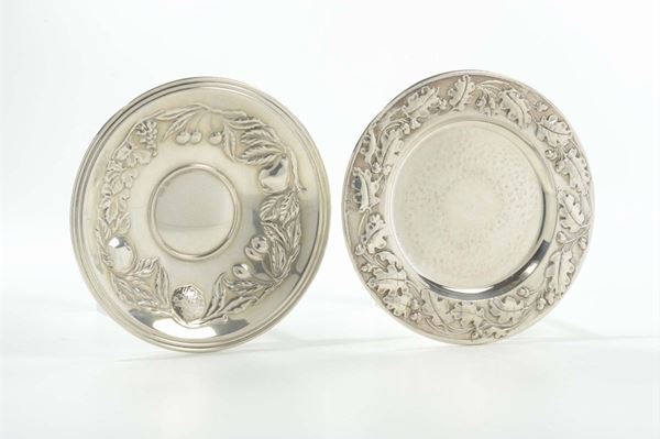 Due piatti in argento sbalzato, uno a firma Barndimarte
