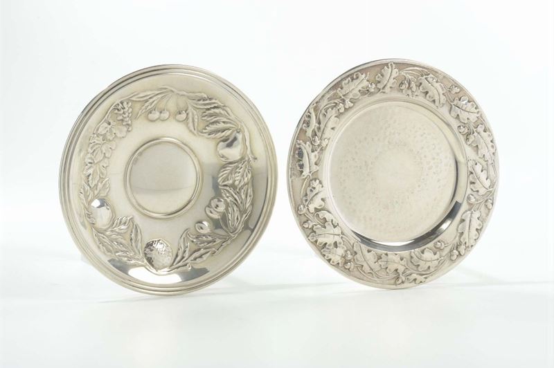 Due piatti in argento sbalzato, uno a firma Barndimarte  - Asta Arredi dalle dimore degli eredi Ercole Marelli e altre provenienze - Cambi Casa d'Aste