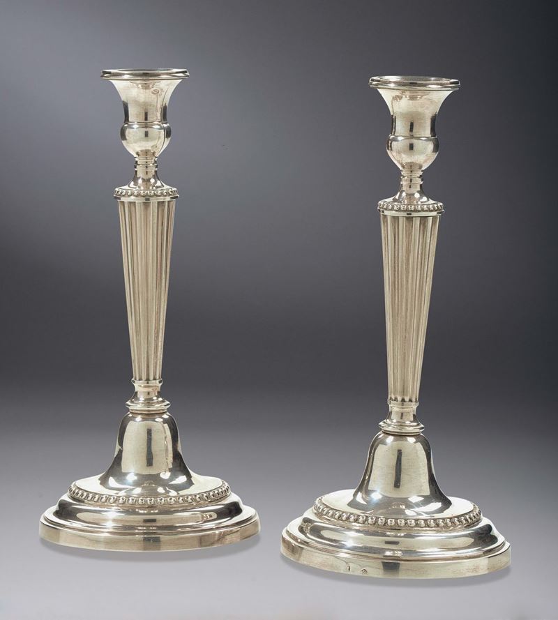 Coppia di candelieri in argento, Roma XVIII secolo  - Asta Arredi dalle dimore degli eredi Ercole Marelli e altre provenienze - Cambi Casa d'Aste
