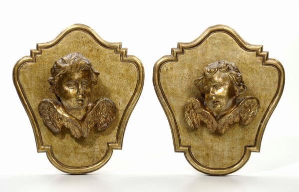 Coppia di cherubini in legno intagliato e dorato, XIX secolo