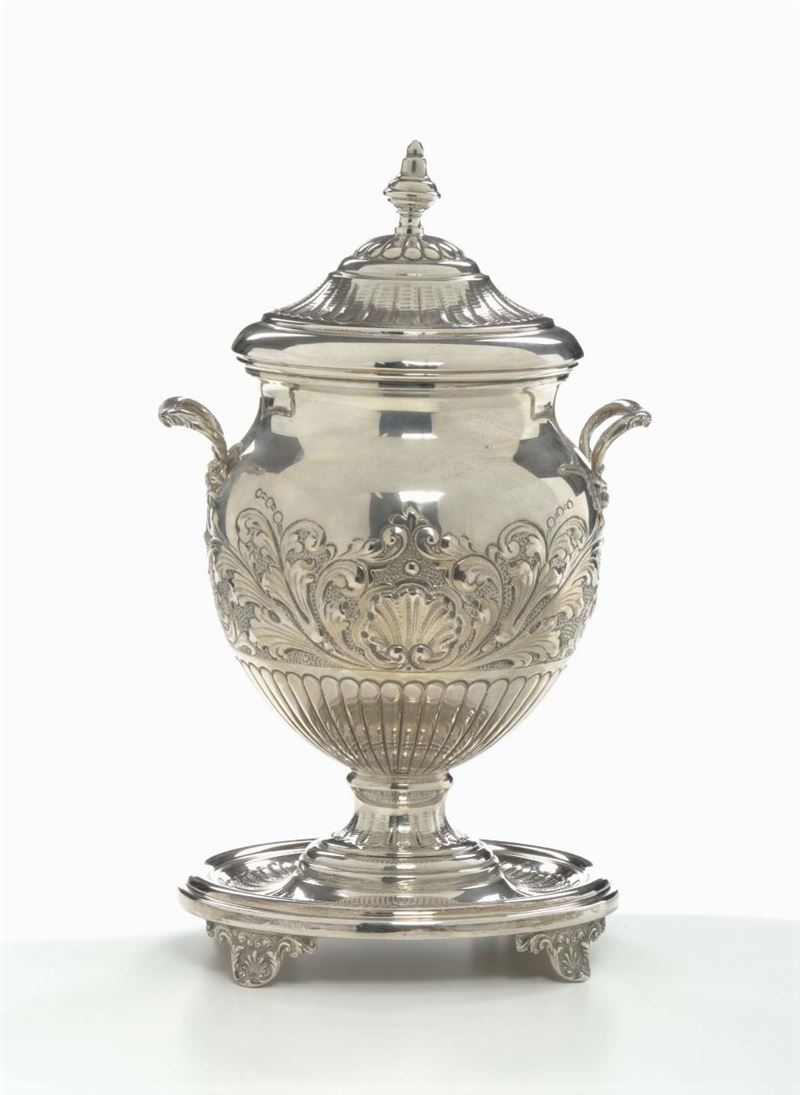 Coppa con coperchio in argento fuso e sbalzato, XX secolo  - Auction Modern and Contemporary Silvers - Cambi Casa d'Aste