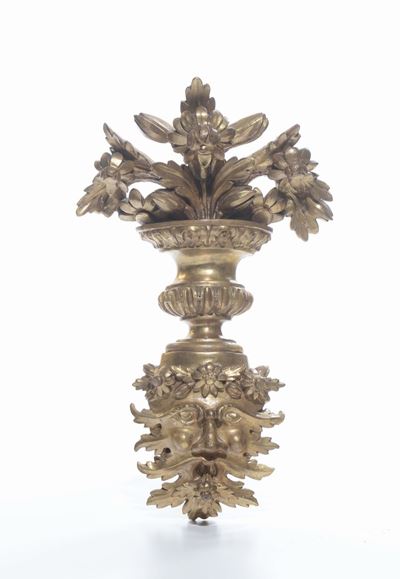 Fregio in Legno a Guisa di Vaso Fiorito Intagliato e Dorato, XVIII Secolo