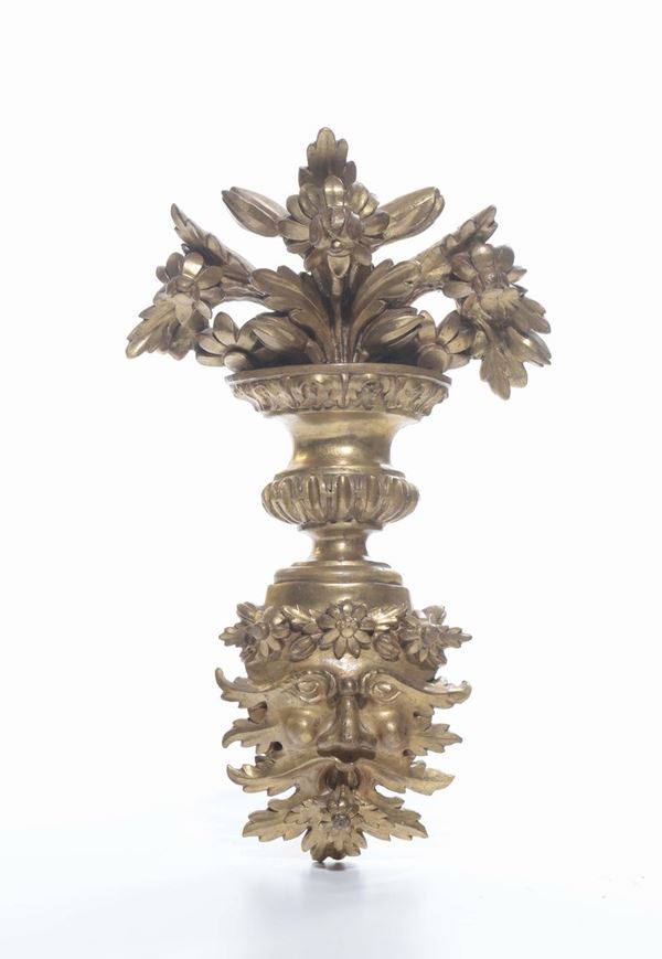 Fregio in legno a guisa di vaso fiorito intagliato e dorato, XVIII secolo
