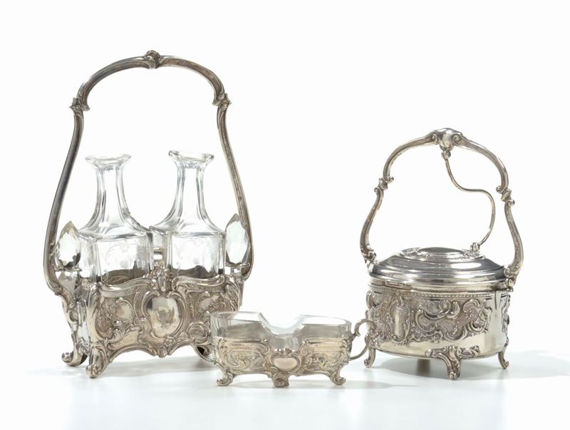 Formaggiera, saliera e oliera in argento. Inizi XX secolo  - Auction Furnishings from the mansions of the Ercole Marelli heirs and other property - Cambi Casa d'Aste