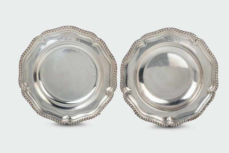 Coppia di piatti in argento fuso e inciso, bollo di importazione per la città di Sheffield in uso dal 1904, probabile XVIII-XIX secolo  - Asta Fine Silvers - I - Cambi Casa d'Aste