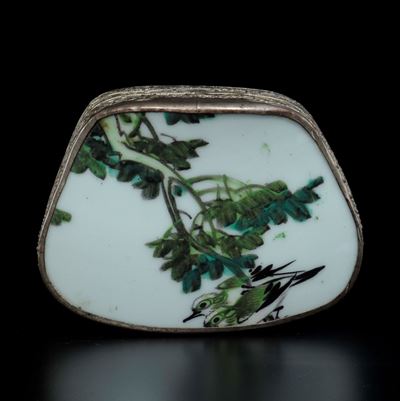 Scatola con Coperchio in Argento e Porcellana Smaltata con Decoro di Due Uccellini Posati su un R...
