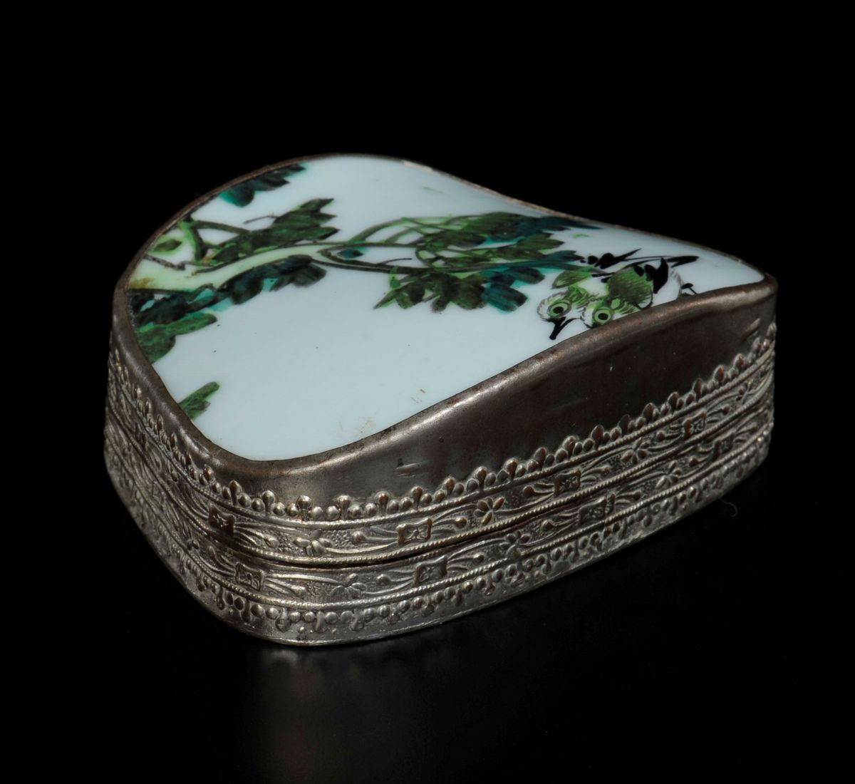 Scatola con Coperchio in Argento e Porcellana Smaltata con Decoro di Due Uccellini Posati su un R...