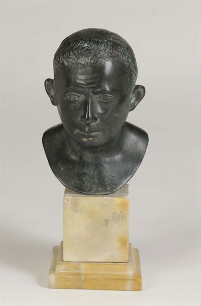 Testa Virile in Bronzo di Gusto Archeologico Fuso e Patinato, Italia XIX-XX Secolo