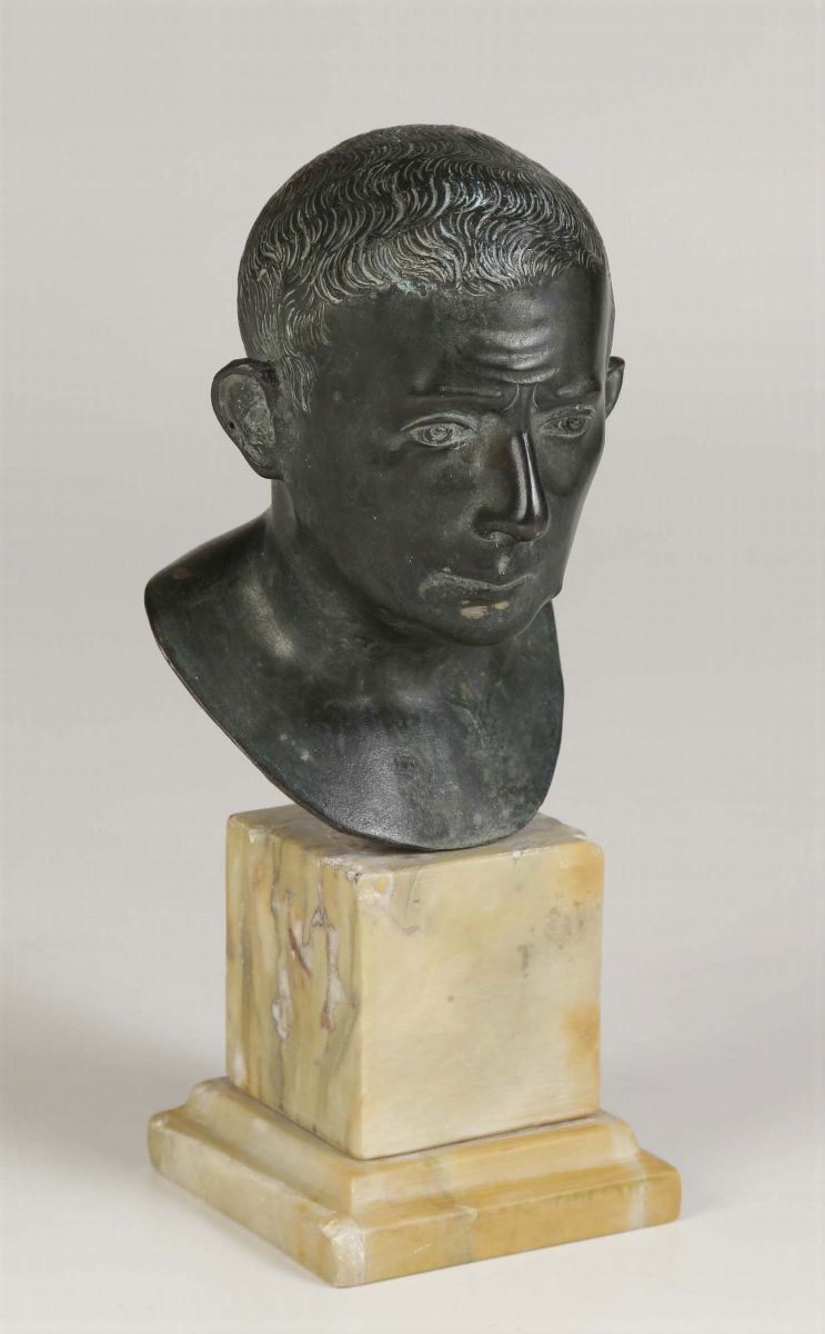 Testa Virile in Bronzo di Gusto Archeologico Fuso e Patinato, Italia XIX-XX Secolo