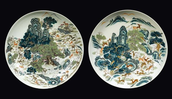 A pair of large hundred deer porcelain dishes, China, Qing Dynasty, 19th century