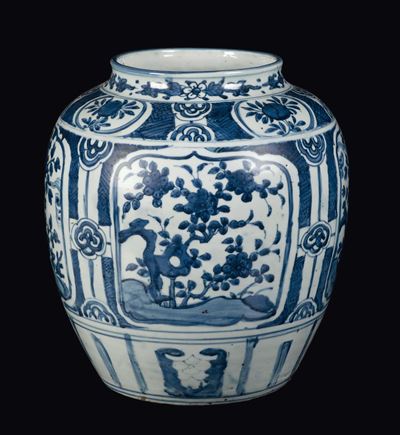 Giara in Porcellana Bianca e Blu con Decoro di Pesche e Fiori Entro Riserve, Cina, Dinastia Ming,...