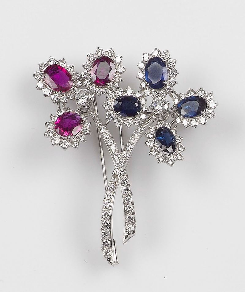 A ruby, sapphire and diamond brooch. The two flowers brooch is mounted in white gold 750/1000  - Auction Fine Jewels - Cambi Casa d'Aste