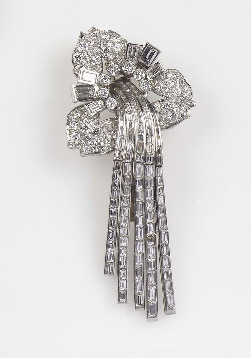 A diamond and platinum brooch. The round brilliant-cut and emerald-cut diamonds are mounted in platinum  - Auction Fine Jewels - Cambi Casa d'Aste