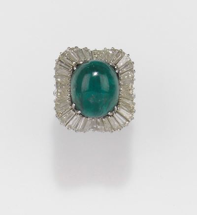 Anello con Smeraldo Taglio Cabochon di Ct 12,02 Circa e Diamanti Taglio Baguette a Contorno