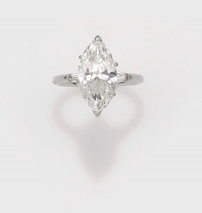 Anello con Diamante Navette di Ct 4,37 Circa