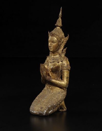Divintà Orante Inginocchiata in Metallo Dorato, Thailandia, XX Secolo